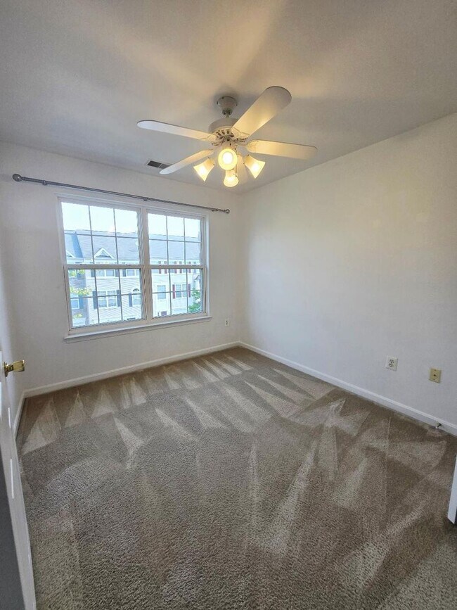 Building Photo - Great Townhouse in Pasadena Maryland