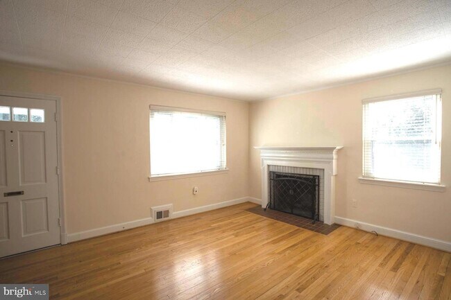 Building Photo - 5915 Ryland Dr