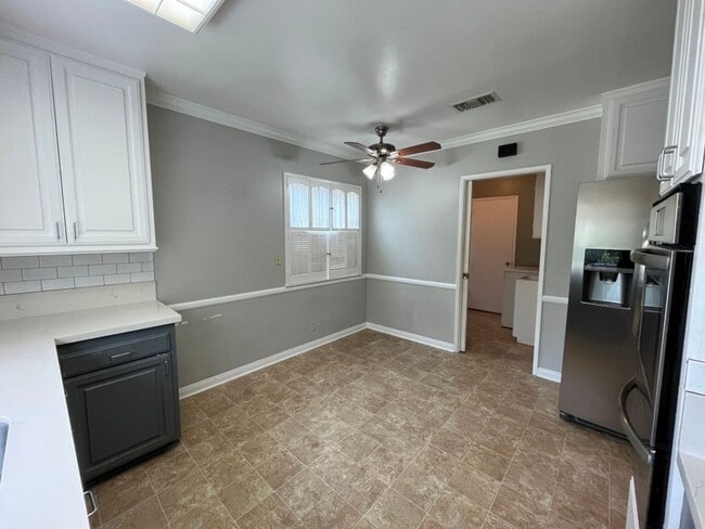 Building Photo - Upgraded 4+2 w/hardwood floors + great bac...