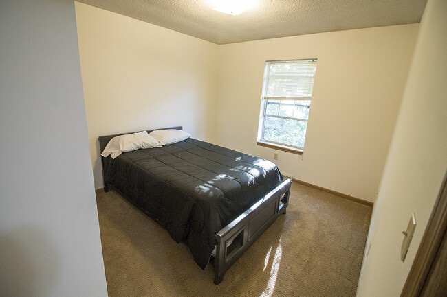 Building Photo - 3BR/2BA on EAST CAMPUS!