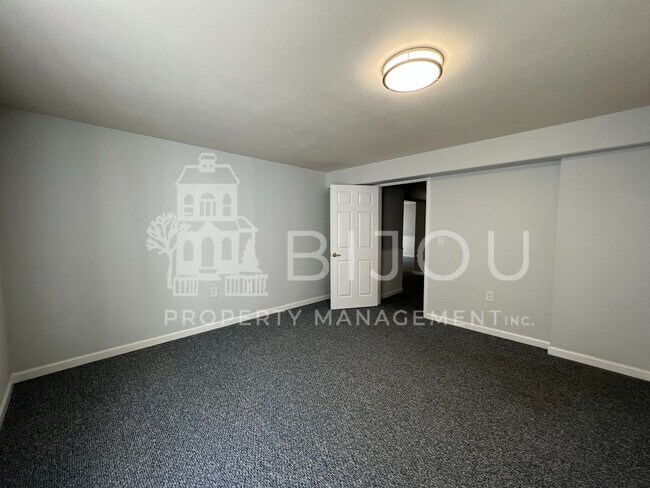 Building Photo - Spacious Rockrimmon Townhome