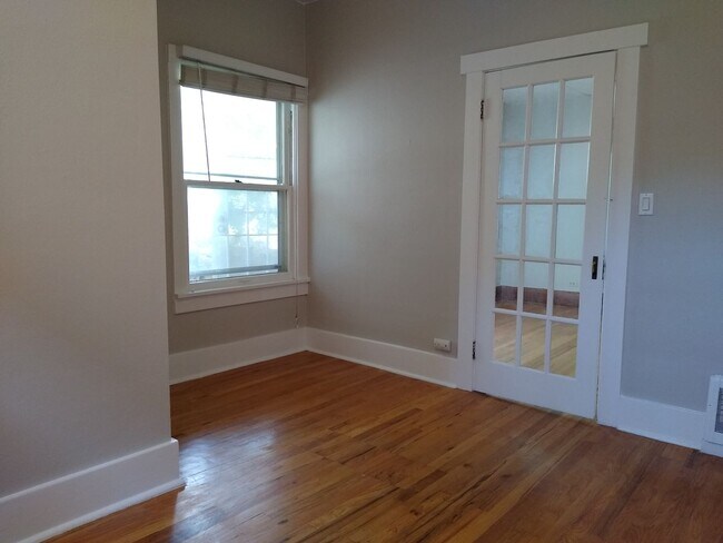 Building Photo - DU Charming 1920's Bungalow 2 Beds 1 Bath  Available Now