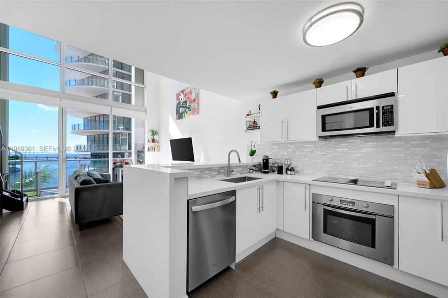 Building Photo - 300 S Biscayne Blvd