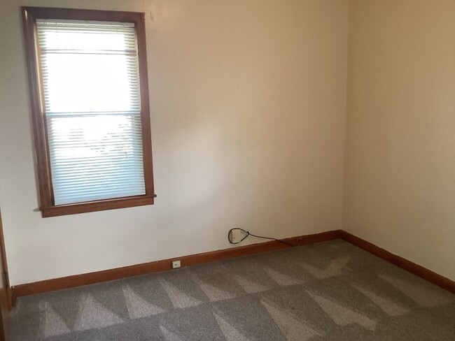 Building Photo - 3 Bedroom Single Family Home