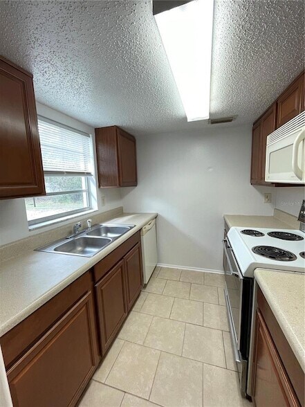 Building Photo - 27644 Green Willow Run