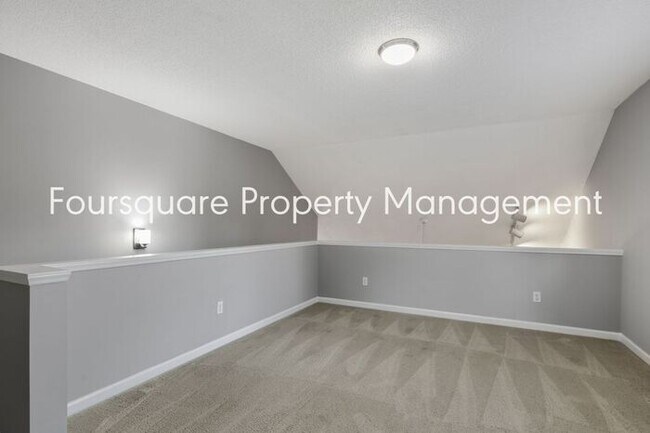 Building Photo - End Unit Town Home | 2nd Floor Loft | Wash...