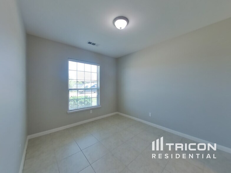 Building Photo - 215 Kennedy Dr