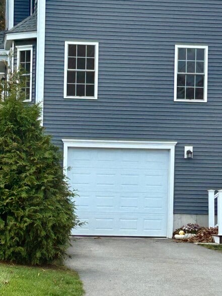 121 B Robin Hill garage - 121B Robin Hill Dr