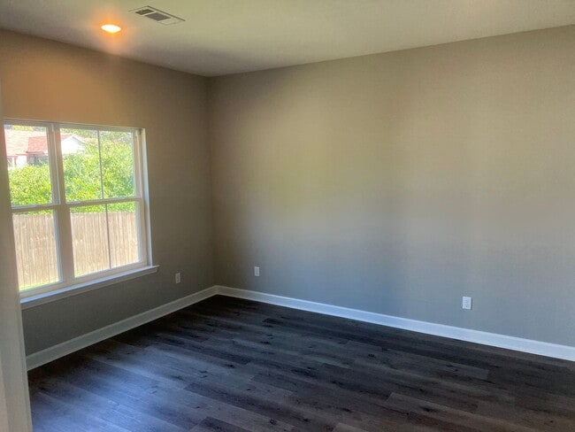 Building Photo - 3 Bed 3 Bath Home