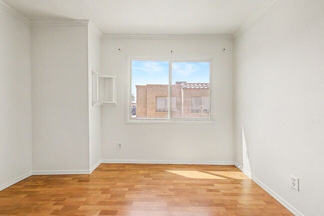 Building Photo - ***INCREDIBLE TOWNHOME with ALL appliances & water, sewer, trash INCLUDED!