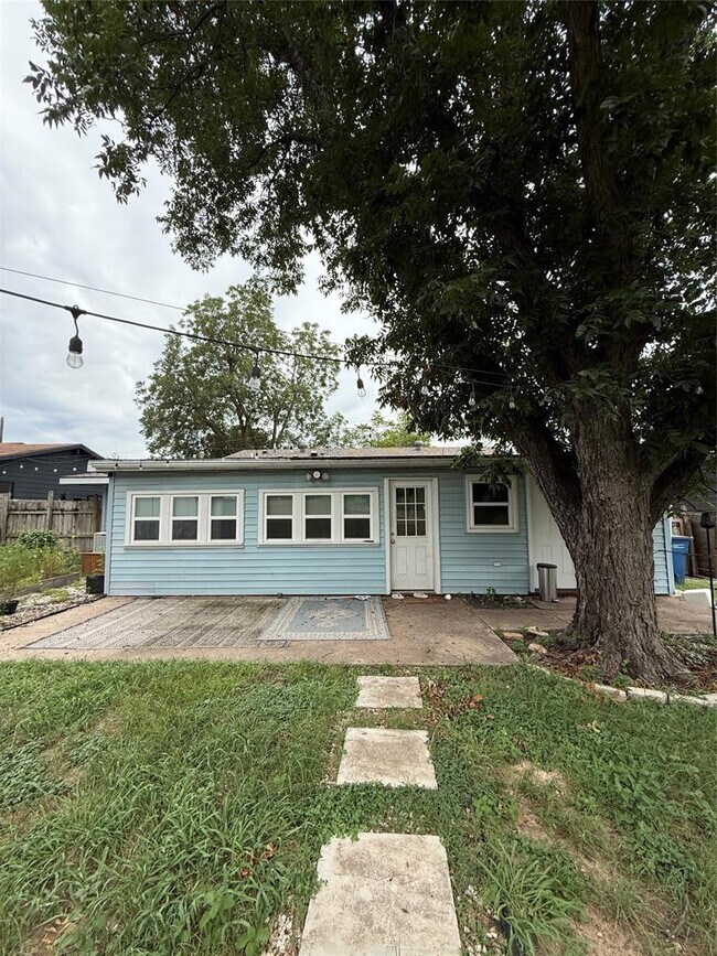 Building Photo - 202 W Crestland Dr