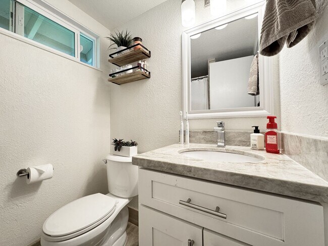 Building Photo - Pet Friendly Kailua Townhouse with A/C