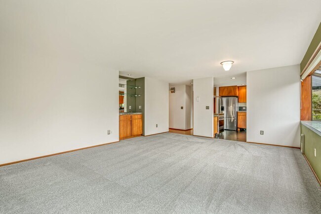 Building Photo - Large 2 Bedroom in Queen Anne * Utilities/ Parking Included*