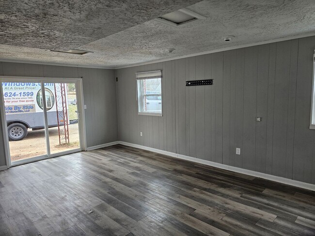 Building Photo - Coming SOON! 4 Bedroom with 2 living rooms! 1.5 Bath near Dover Rd!