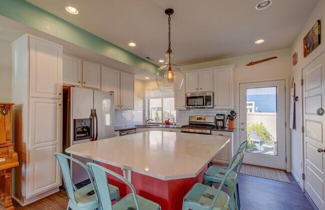 Building Photo - Long Realty & Property Management- Furnish...