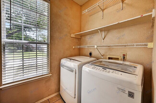 Building Photo - 7845 Ember Oaks Dr