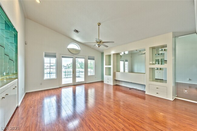 Building Photo - 2740 N Lakecrest Dr