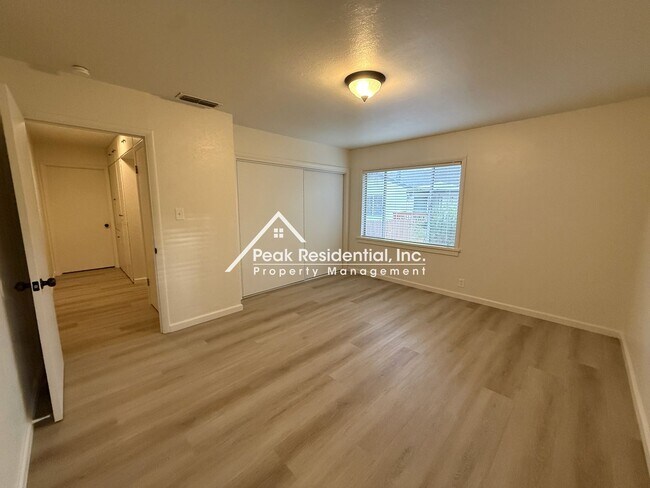Building Photo - 1280 Grove Ct