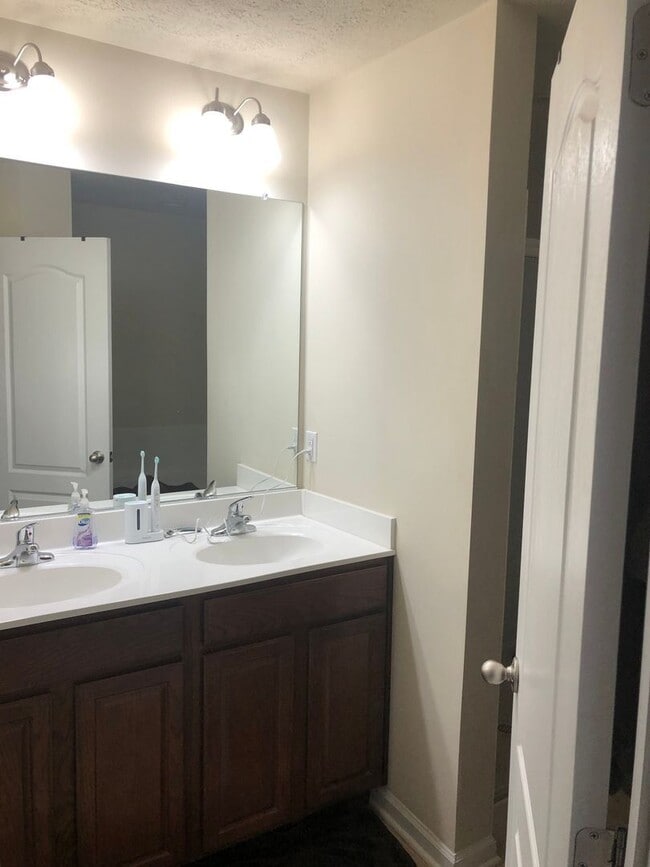 Building Photo - 3 br, 2.5 bath House - 211 Summerfield Drive