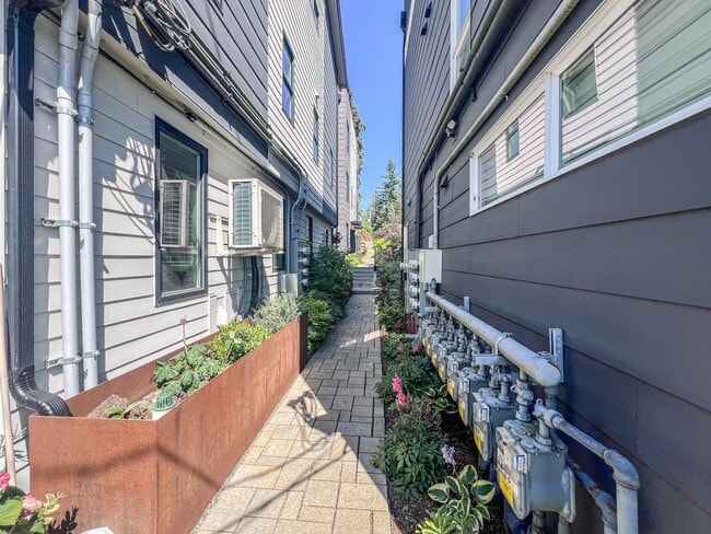 Building Photo - 3bd/2ba Seattle Townhome