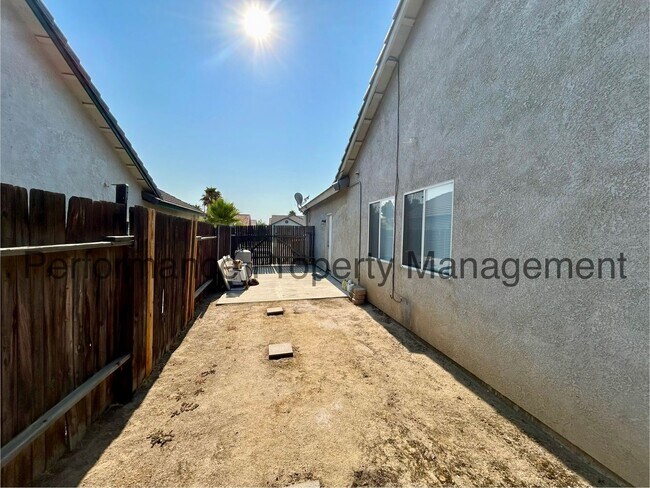 Building Photo - Gorgeous 3 Bed/2 Bath + Office Smart Home ...