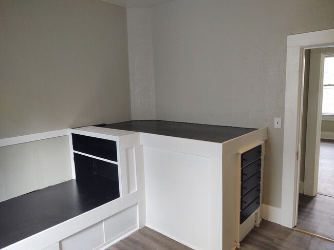 Building Photo - Very Large 4 Bedroom 2 Bath House