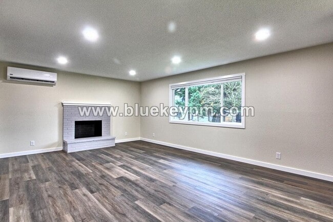 Building Photo - 5 Bed, 3 Bath Home in Orchards with Primary Bedroom on Main