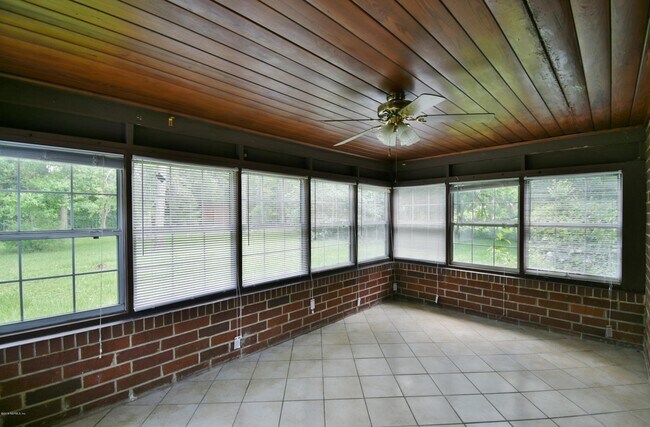 Building Photo - 2101 Maple Leaf Dr E