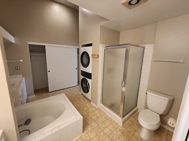 Building Photo - 2 Bedroom Condo in UTC with Garage