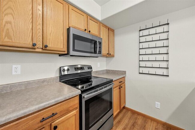 Building Photo - 2 Bedroom, 2-1/2 Bath Townhouse on Iowa City East Side!!