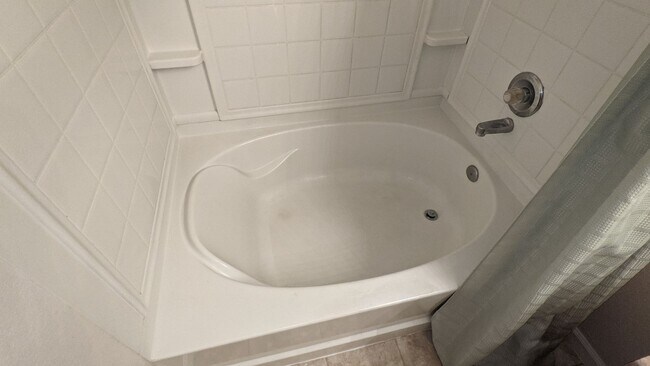 Building Photo - AWESOME 2-BEDROOM CONDO INCL. GARAGE, SWIMMING POOL, WASHER & DRYER!