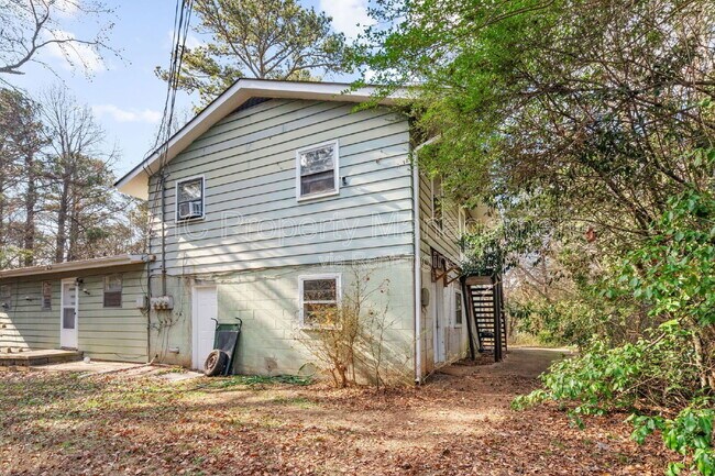 Building Photo - 3234 Fairburn Rd