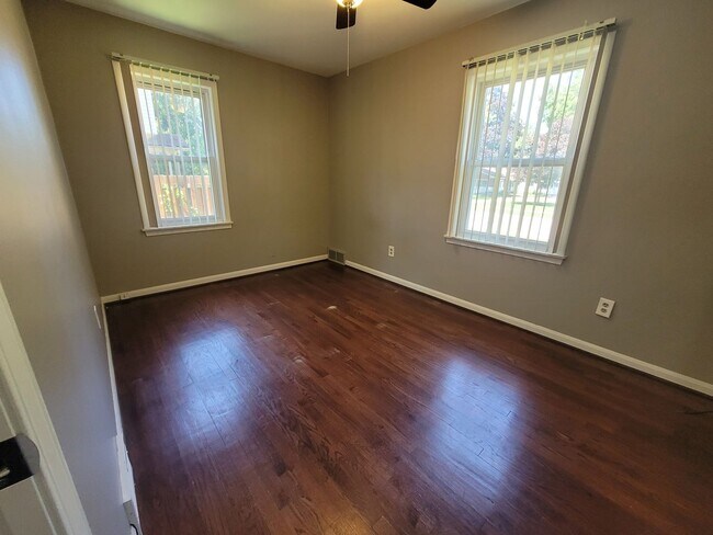 Building Photo - Spacious 3-bedroom, 2-full Bath Ranch