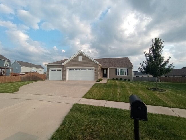 Building Photo - 1429 E Pinecrest Ln