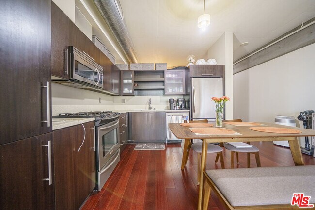 Building Photo - 1100 S Hope St