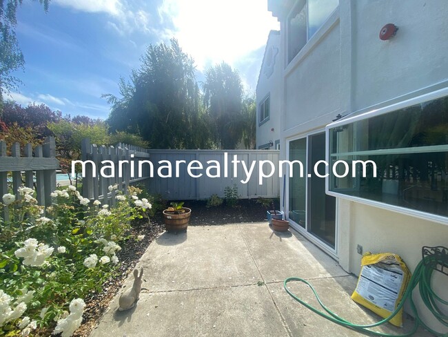 Building Photo - Gorgeous 3 bedroom 2.5 bath 2 story Townho...