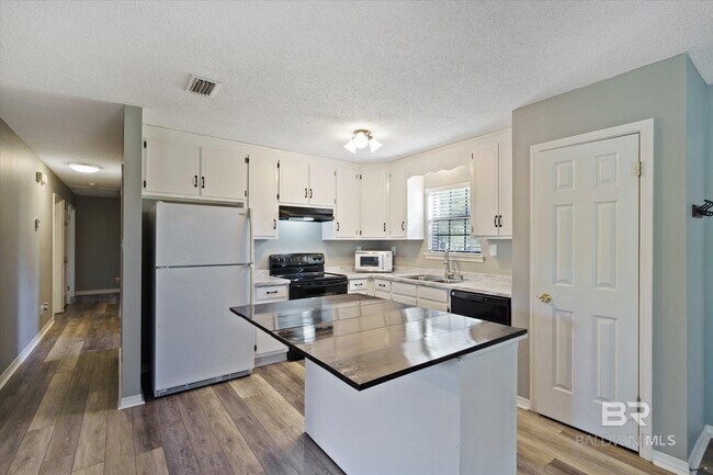 Building Photo - 10510 Gayfer Rd Ext