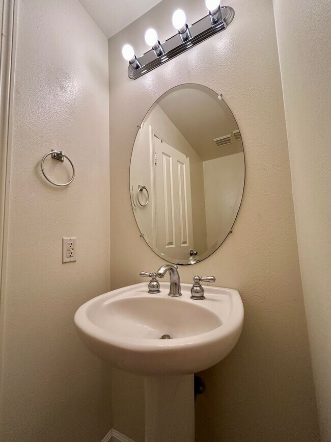 Building Photo - Spacious Townhouse with Central AC, Garage...