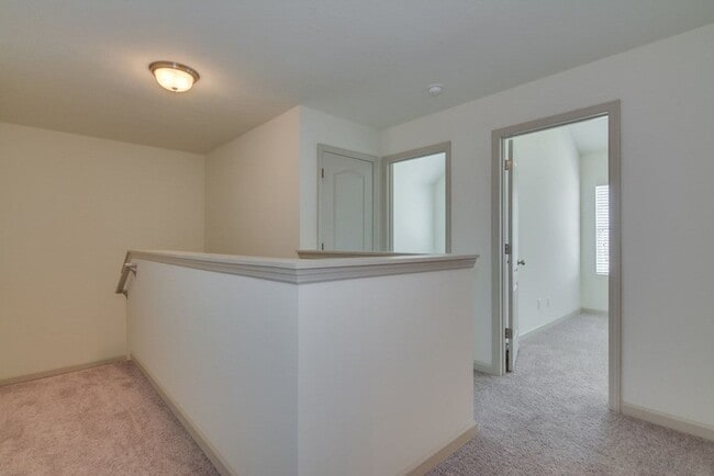 Building Photo - Beautiful End Unit Townhouse