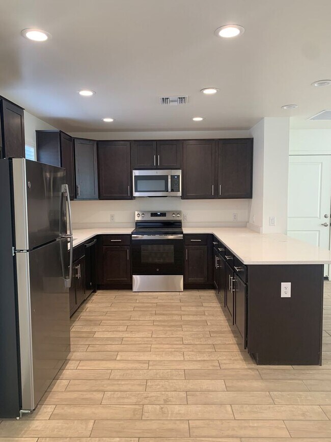 Building Photo - 2430 S Clovis Pl