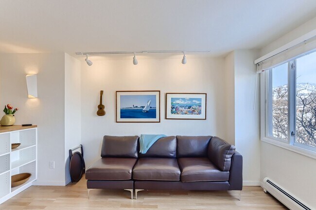 Building Photo - Pearl Street 1BR | Walkable, Remodeled, Covered Parking