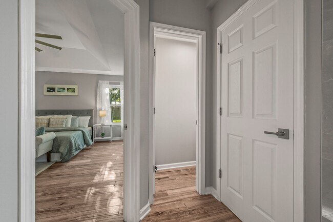 Building Photo - Stunning 4 bedroom with two bonus spaces, ...