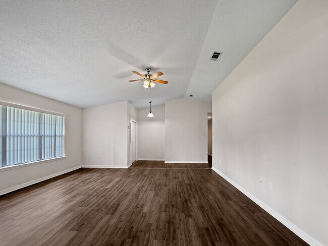 Building Photo - Charming Navarre Home with Hardwood Floors...