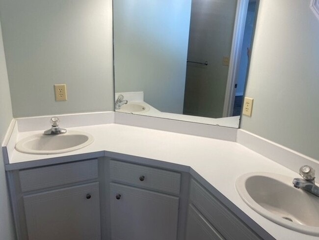 Building Photo - 3 bedroom, 2 bath; County Schools!