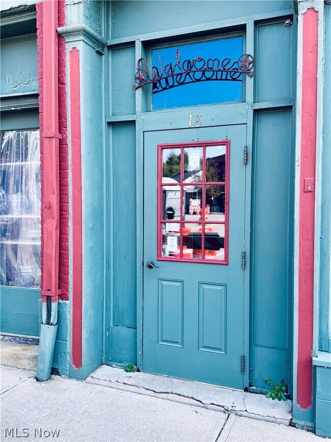 Building Photo - 18 E Main St