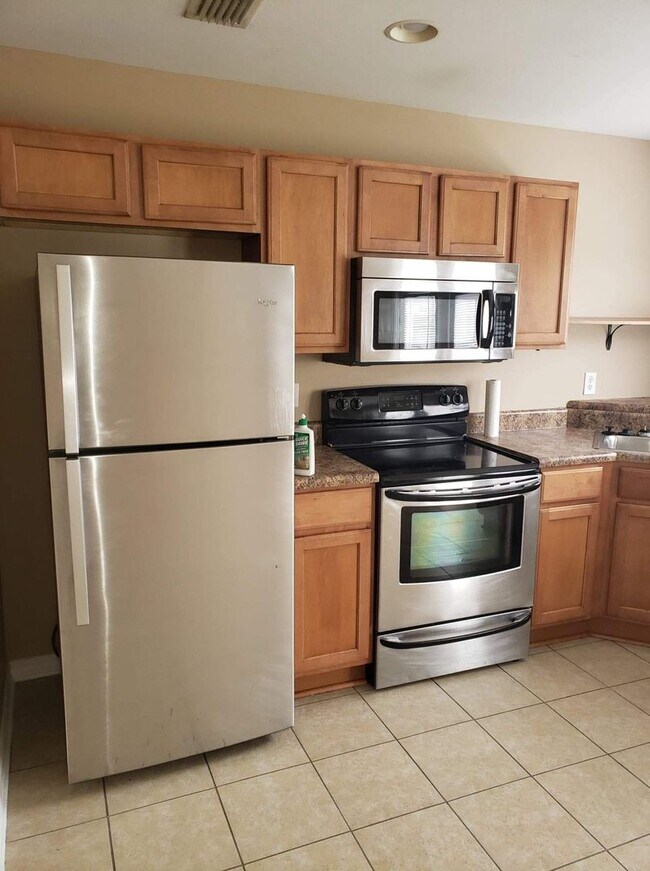 Building Photo - Cute townhome with 3 bd,2.5 bath, with gar...