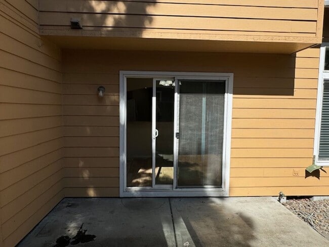 Building Photo - COME HOME TO COMFORT TO THIS 3 BEDROOM HOM...