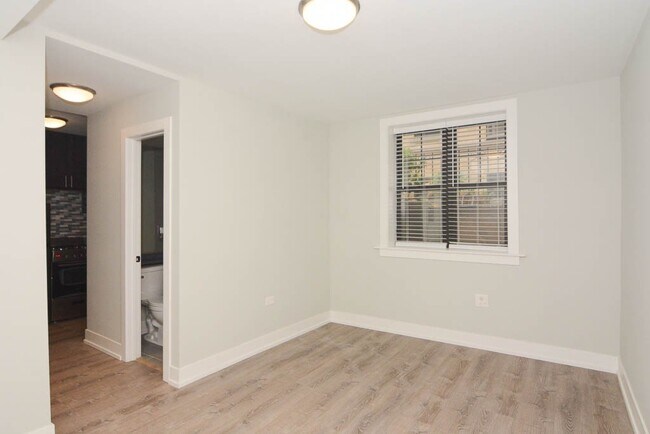Building Photo - 434 W Belden Ave