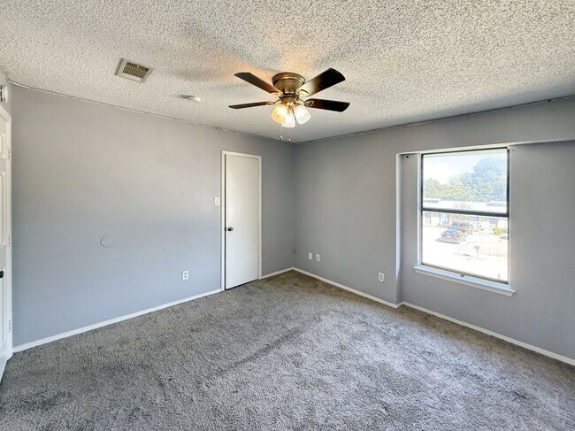 Building Photo - Charming 2-Bedroom Brick Home with Spaciou...