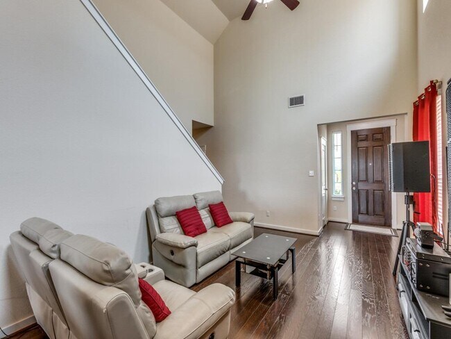 Building Photo - 5906 Wolf Pack Dr